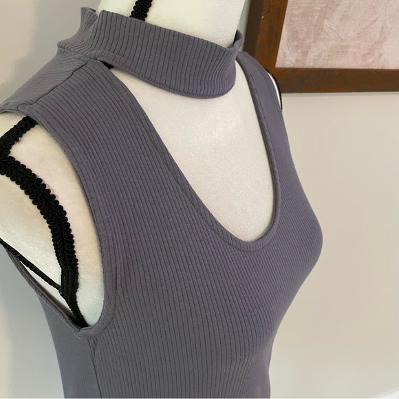 Gray Sleeveless Ribbed Top - Picture 2 of 6